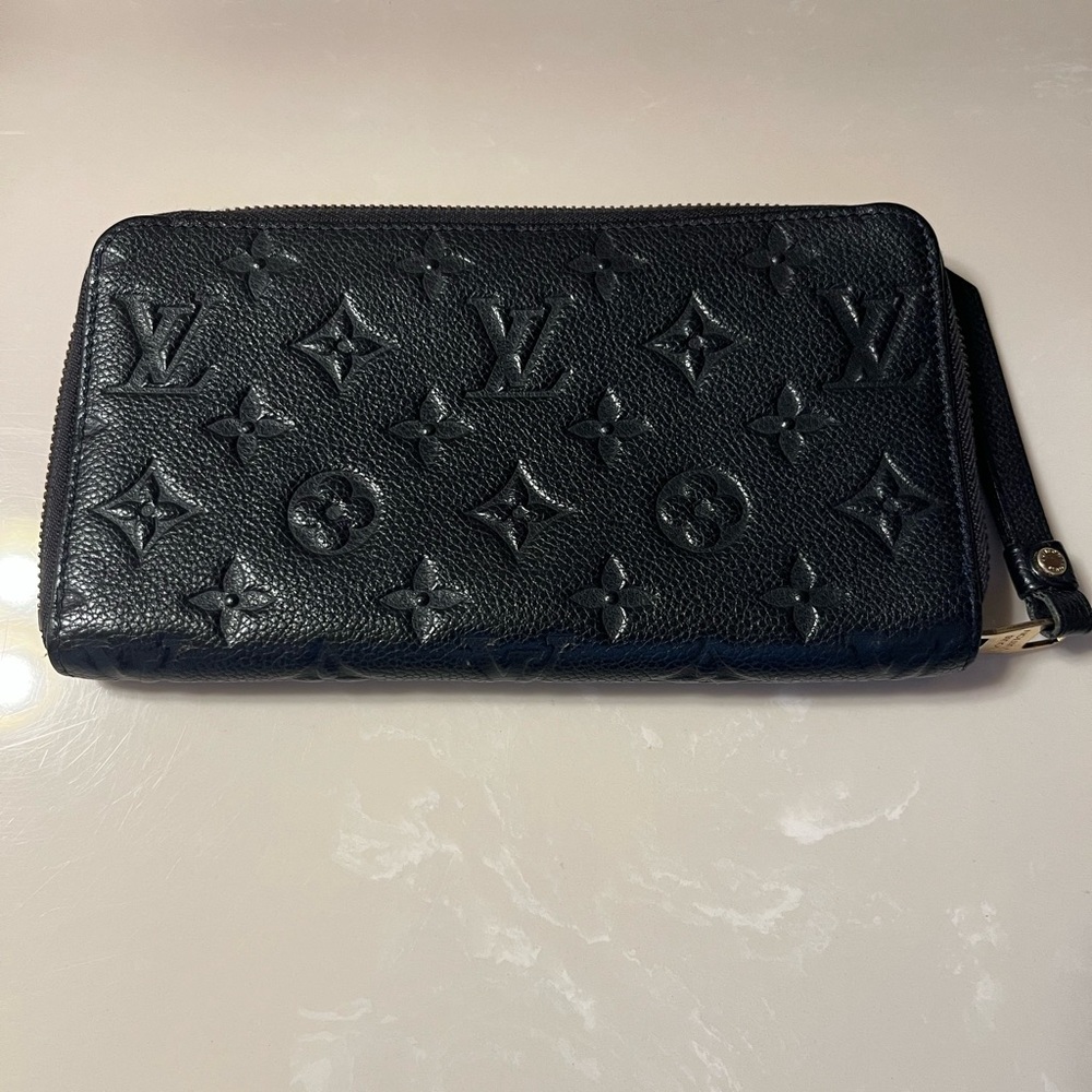 Louis Vuitton Zippy Wallet in monogram empriente.
